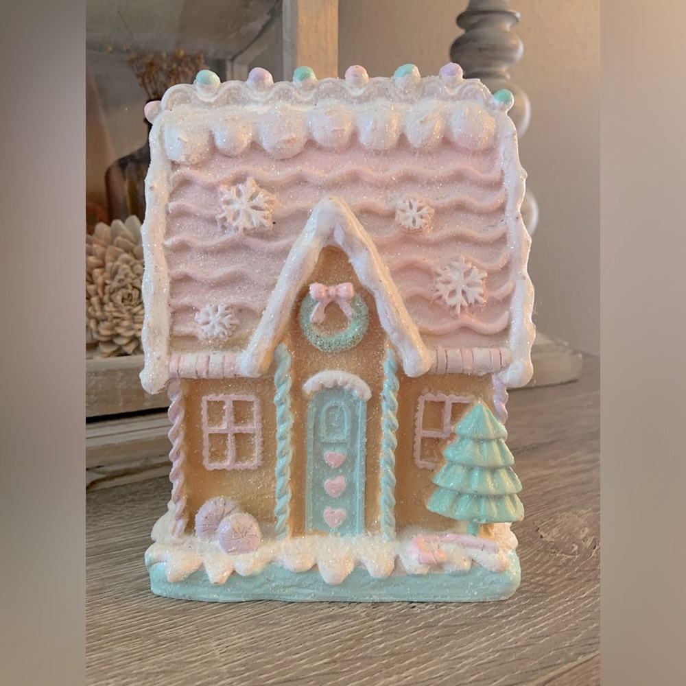 NWT sparkly pastel gingerbread house